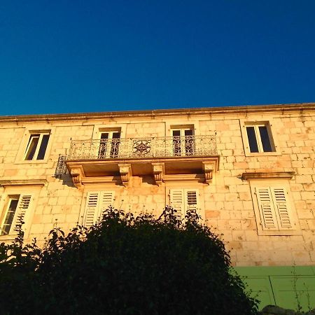 Palazzo Di Toma Lägenhet Milna  Exteriör bild